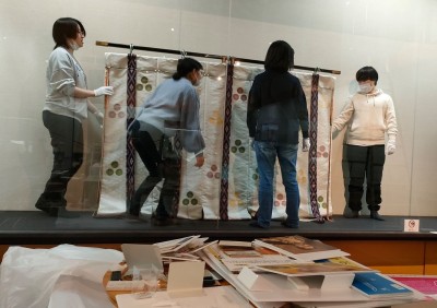 「橿原神宮の奉納刀」後期展の設営に本学の学生が参加